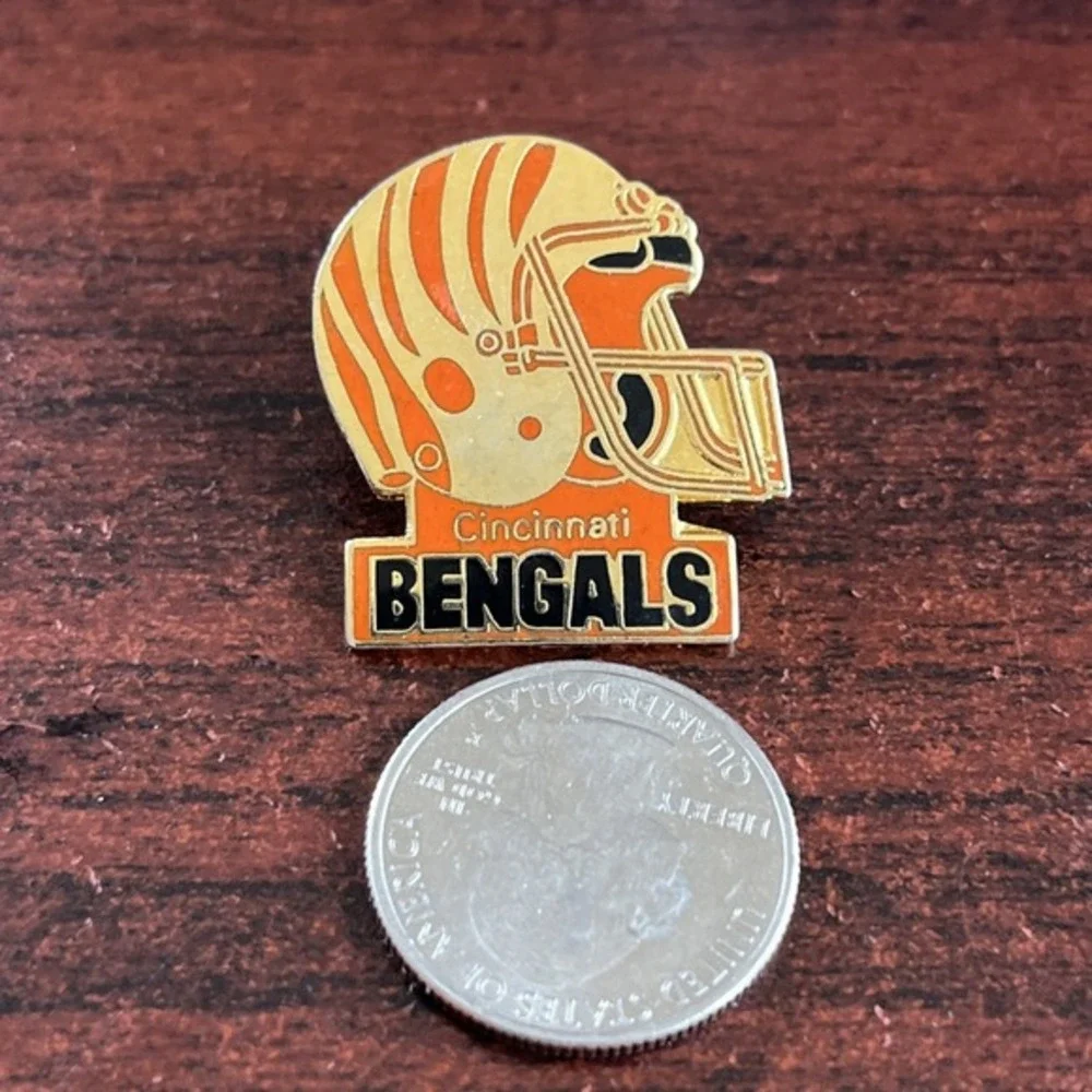 Vintage Cincinnati Bengals Tiger Stripes Helmet NFL Football‎ Lapel Hat Pin